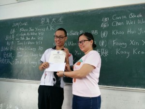 ➚ 钟思慧老师颁发奖状予得奖者。